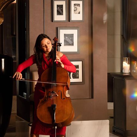 Fairmont Эр-Рияд Экстерьер фото Cellist and singer