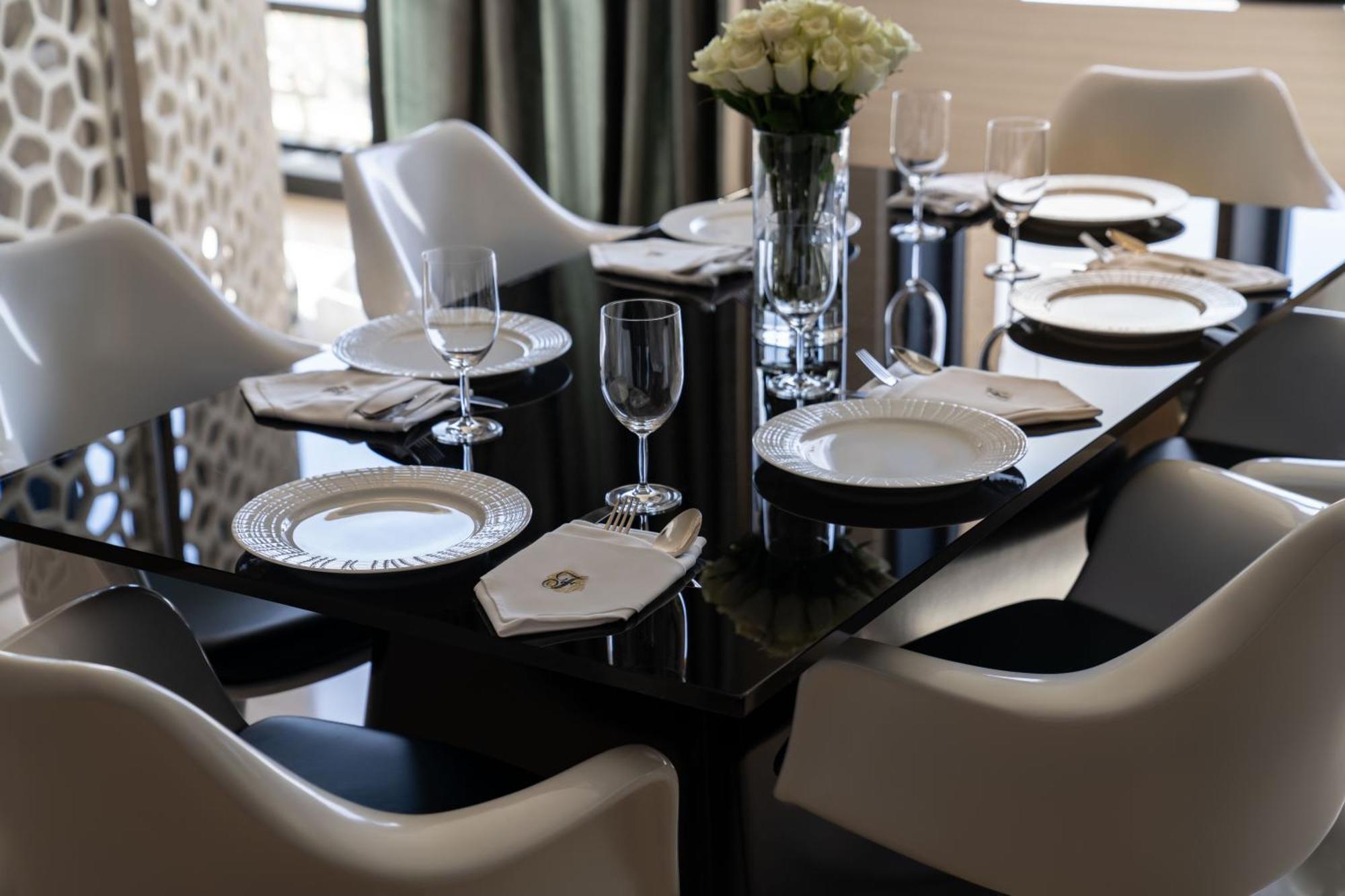 Fairmont Эр-Рияд Экстерьер фото A table set for a formal dinner