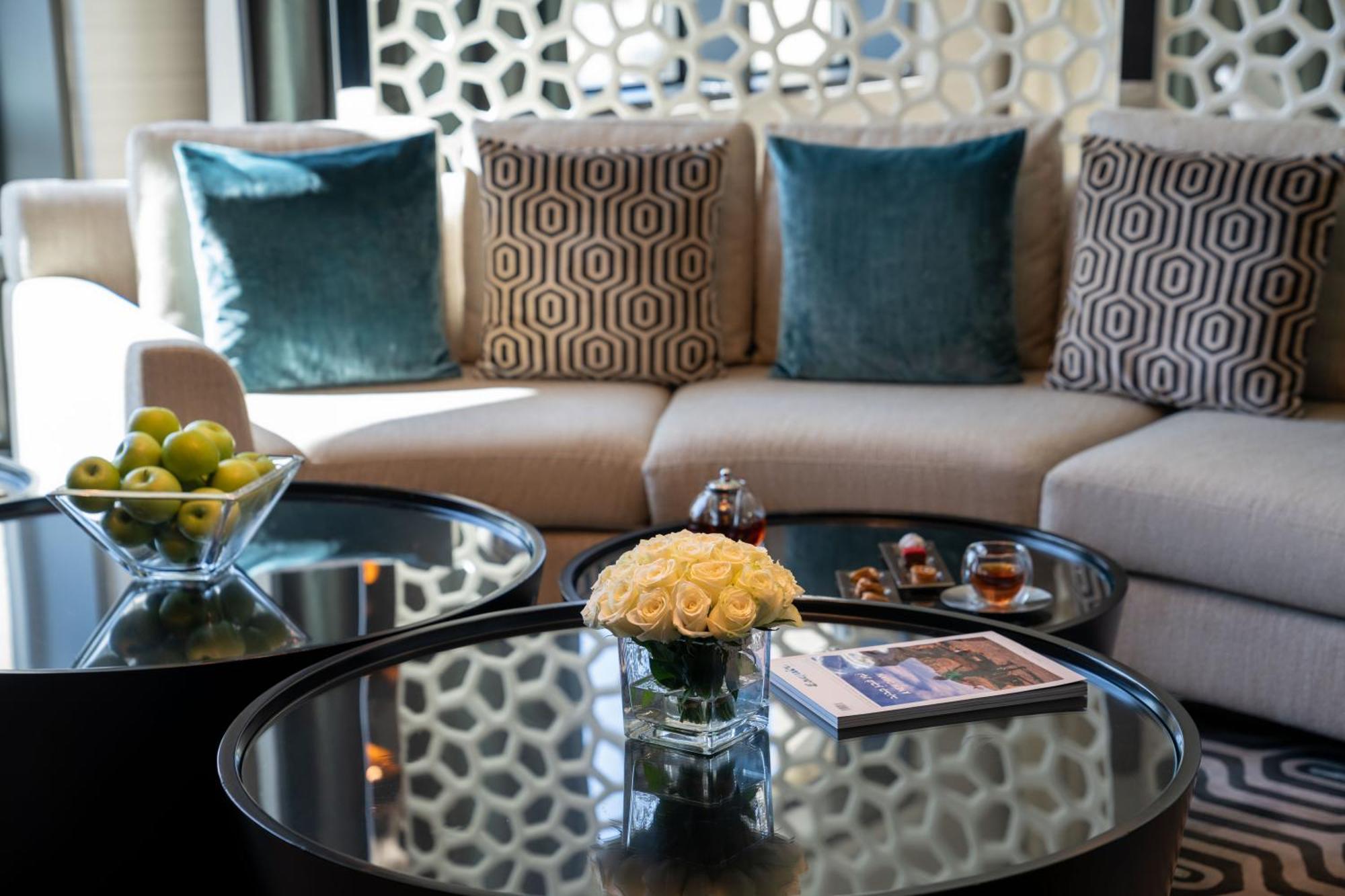 Fairmont Эр-Рияд Экстерьер фото A living room at the Ritz-Carlton, DIFC