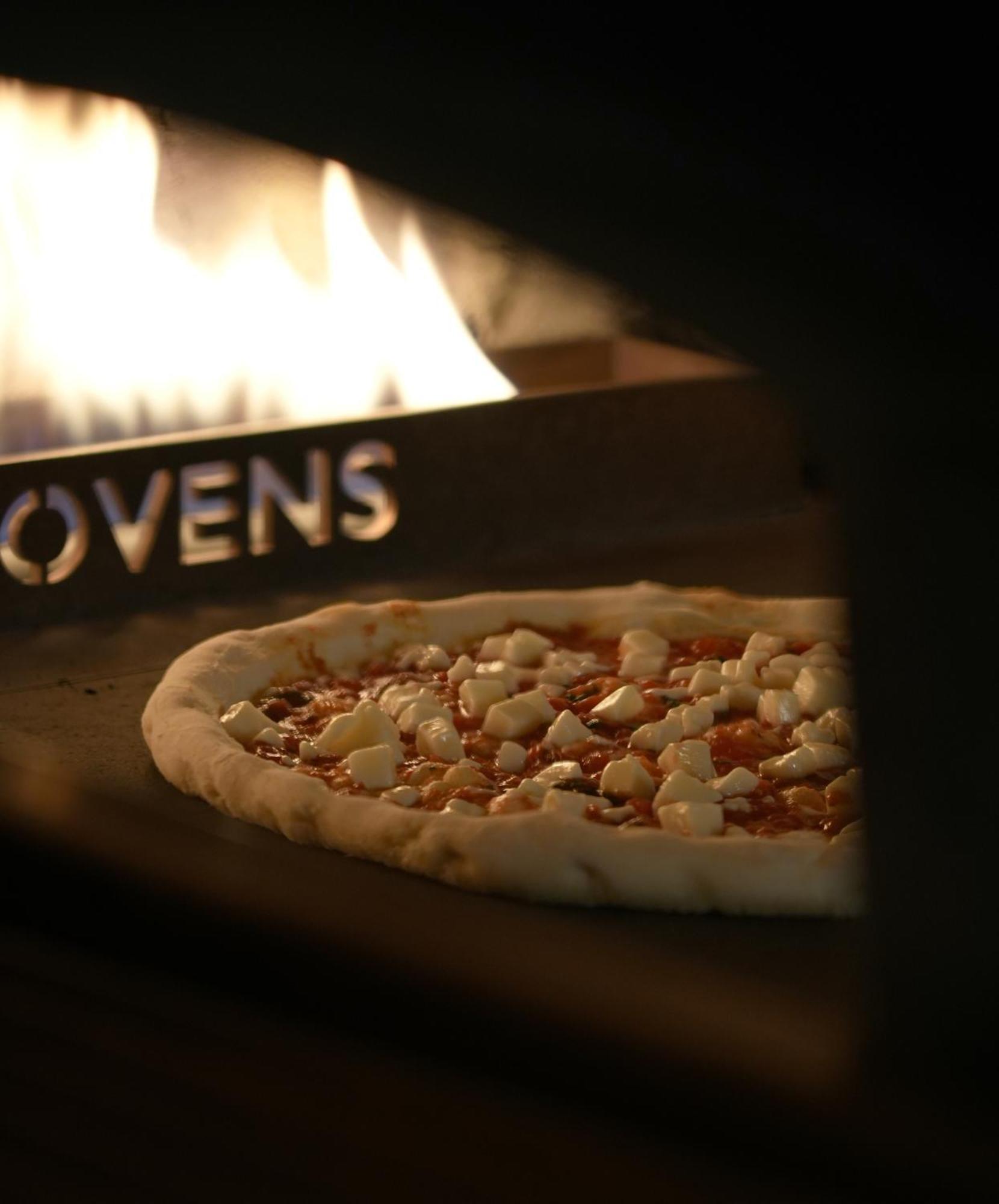Fairmont Эр-Рияд Экстерьер фото A pizza in a wood-fired oven