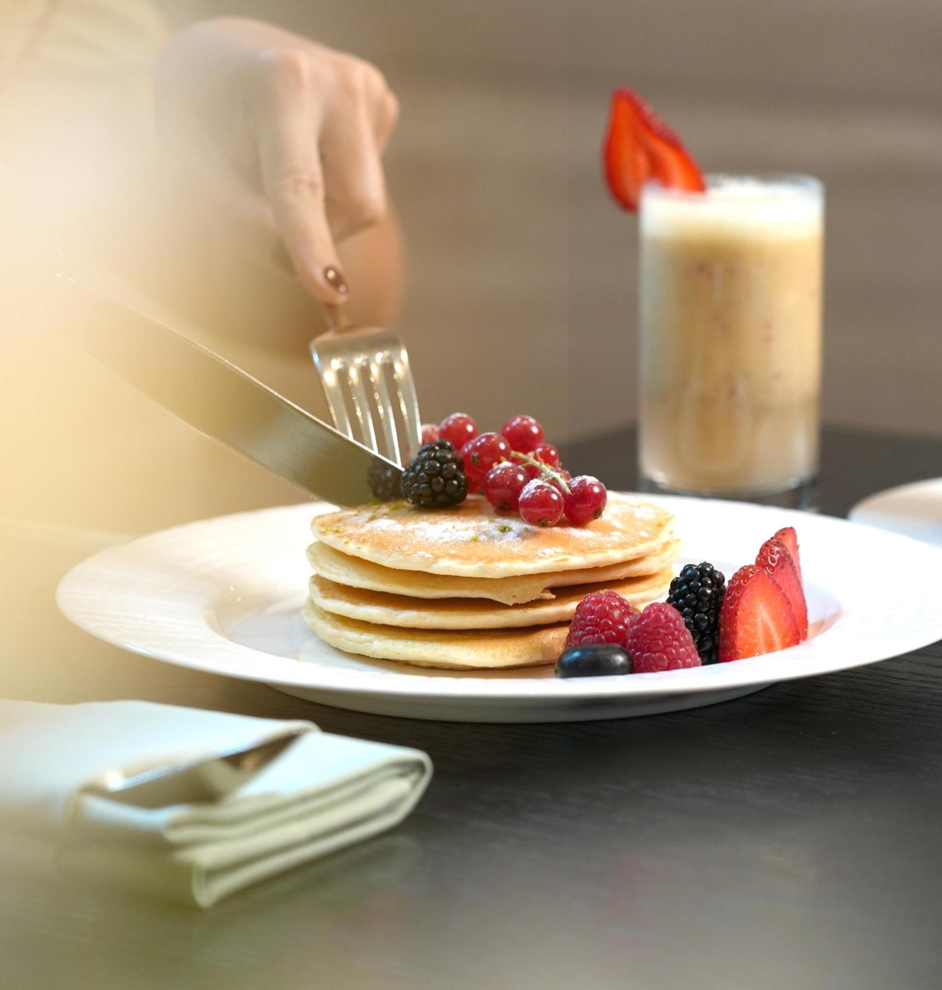 Fairmont Эр-Рияд Экстерьер фото A stack of pancakes with fruit