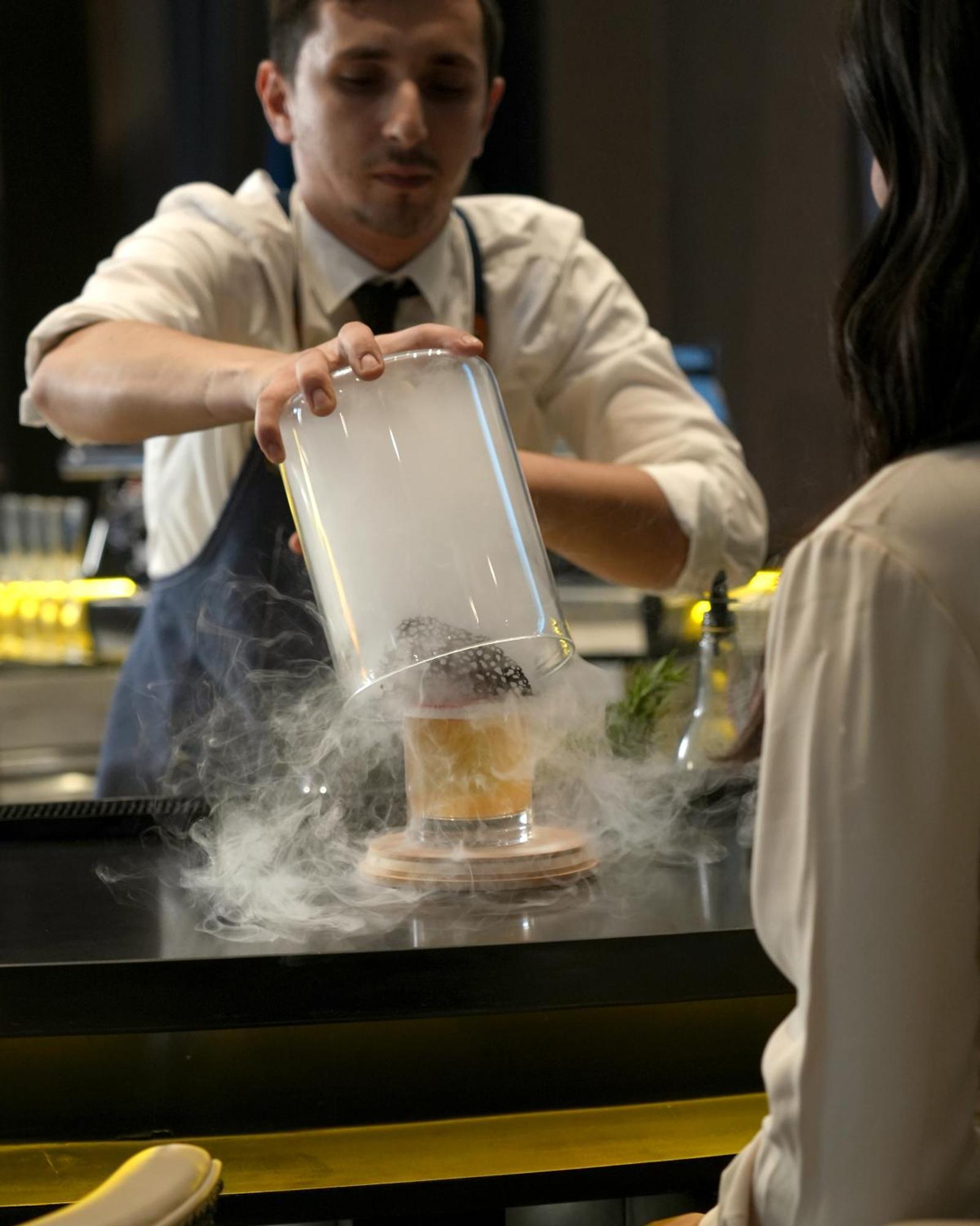 Fairmont Эр-Рияд Экстерьер фото A bartender preparing a cocktail with liquid nitrogen