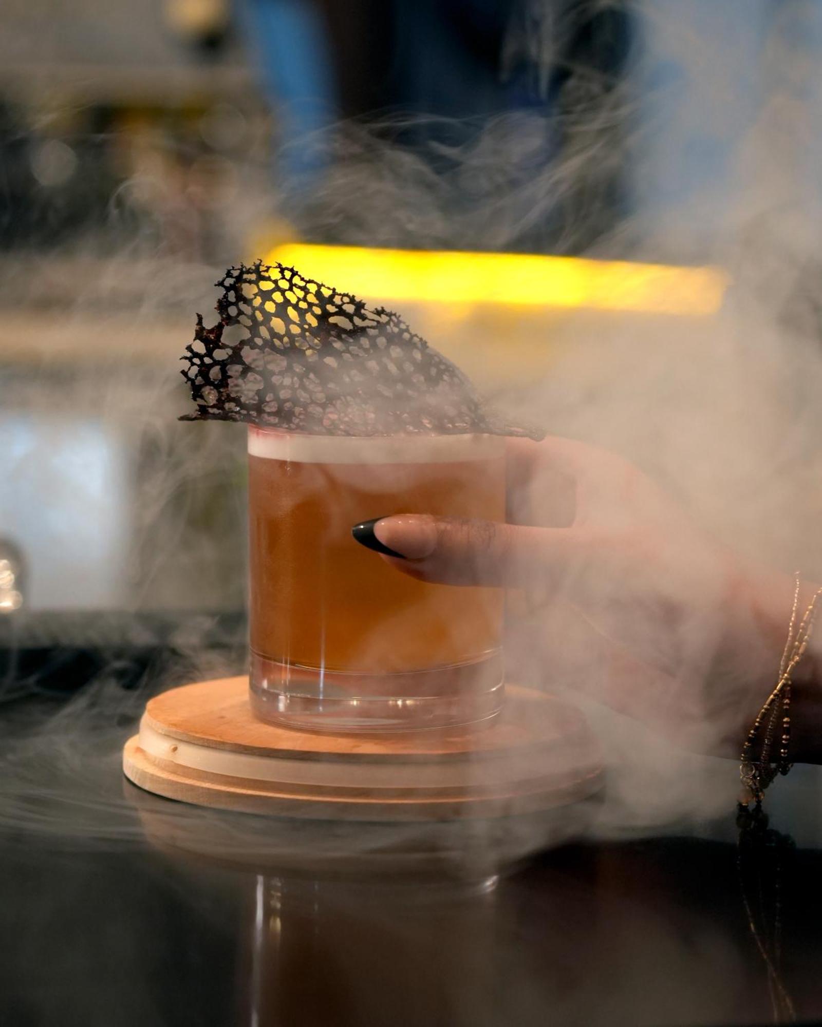 Fairmont Эр-Рияд Экстерьер фото A smoked Old Fashioned