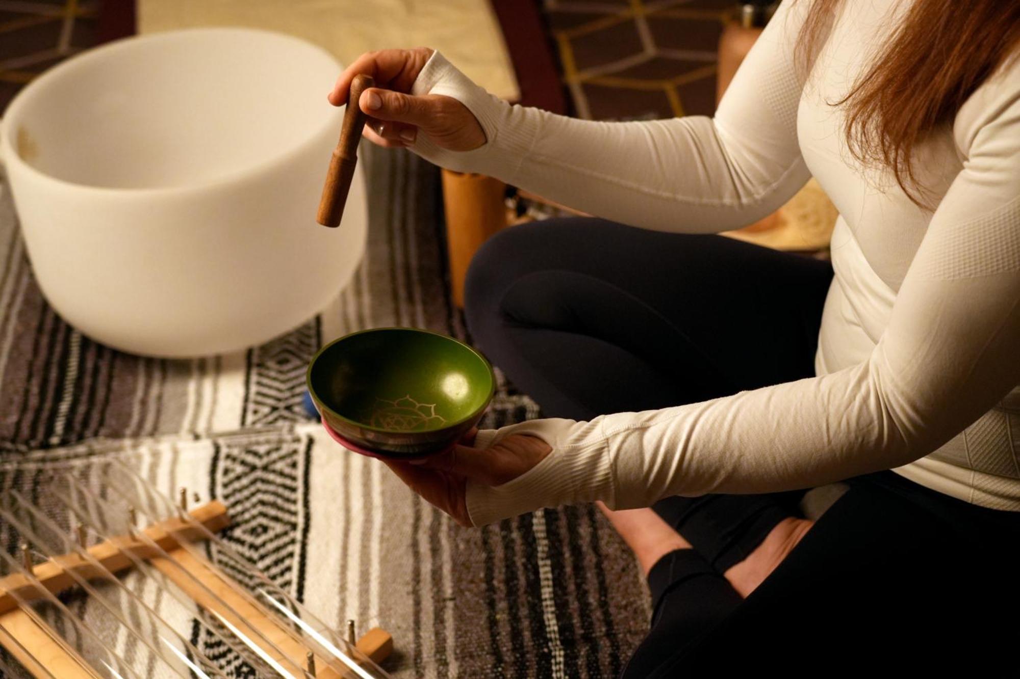 Fairmont Эр-Рияд Экстерьер фото A woman playing a singing bowl