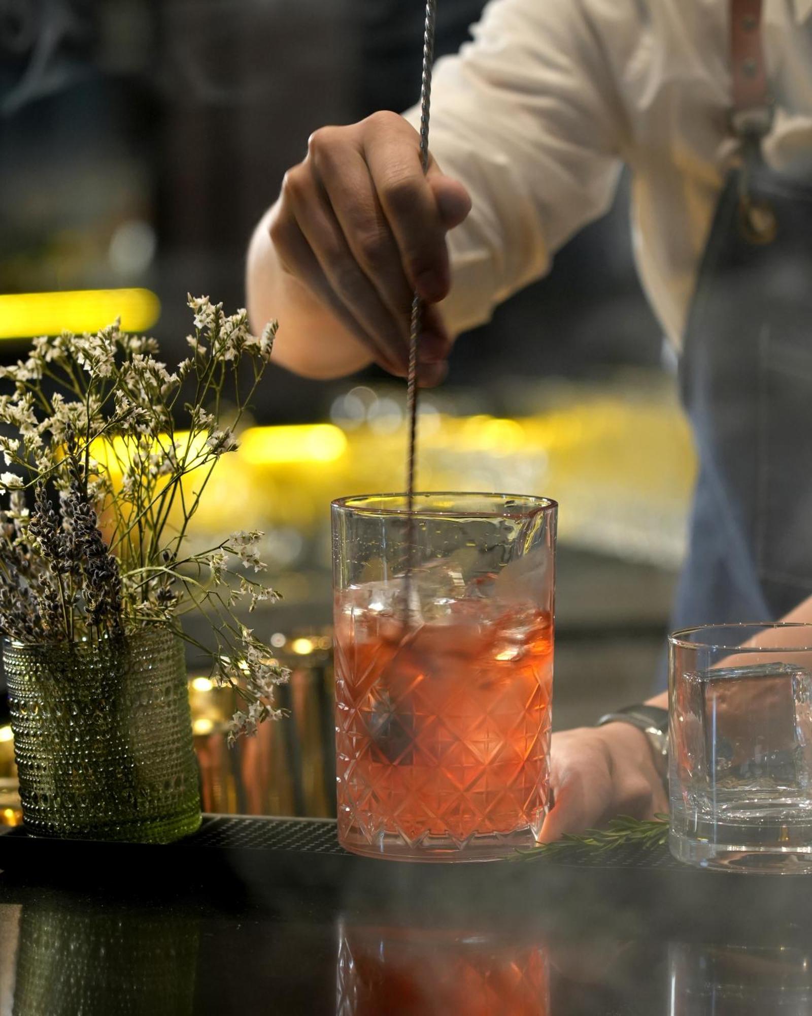 Fairmont Эр-Рияд Экстерьер фото A bartender stirring a cocktail