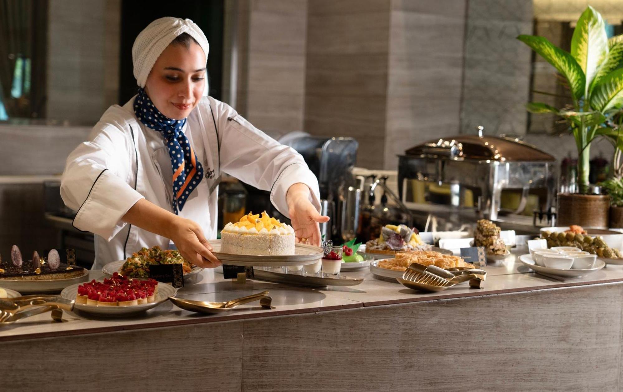 Fairmont Эр-Рияд Экстерьер фото A pastry chef at work