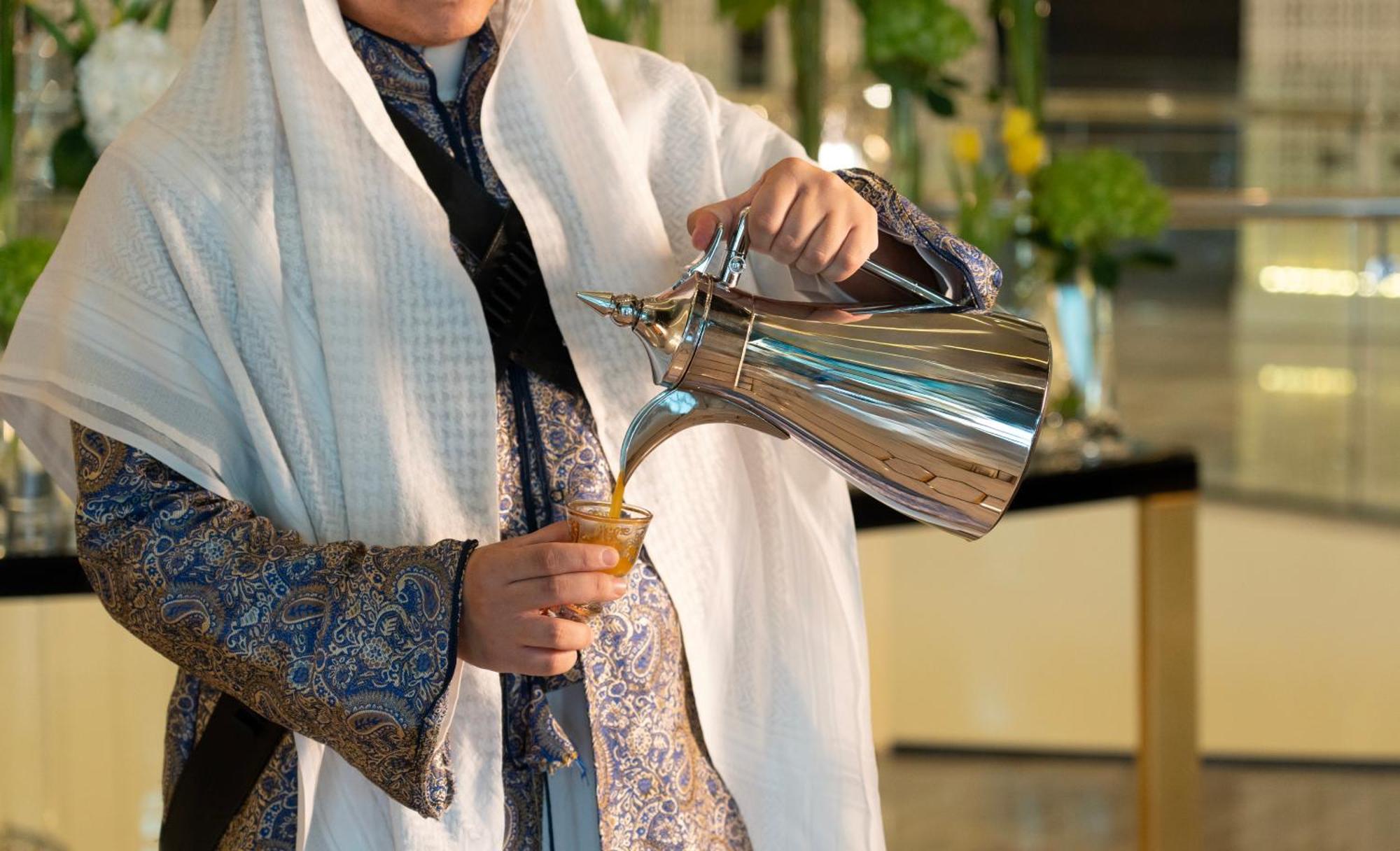 Fairmont Эр-Рияд Экстерьер фото Arabic coffee being served