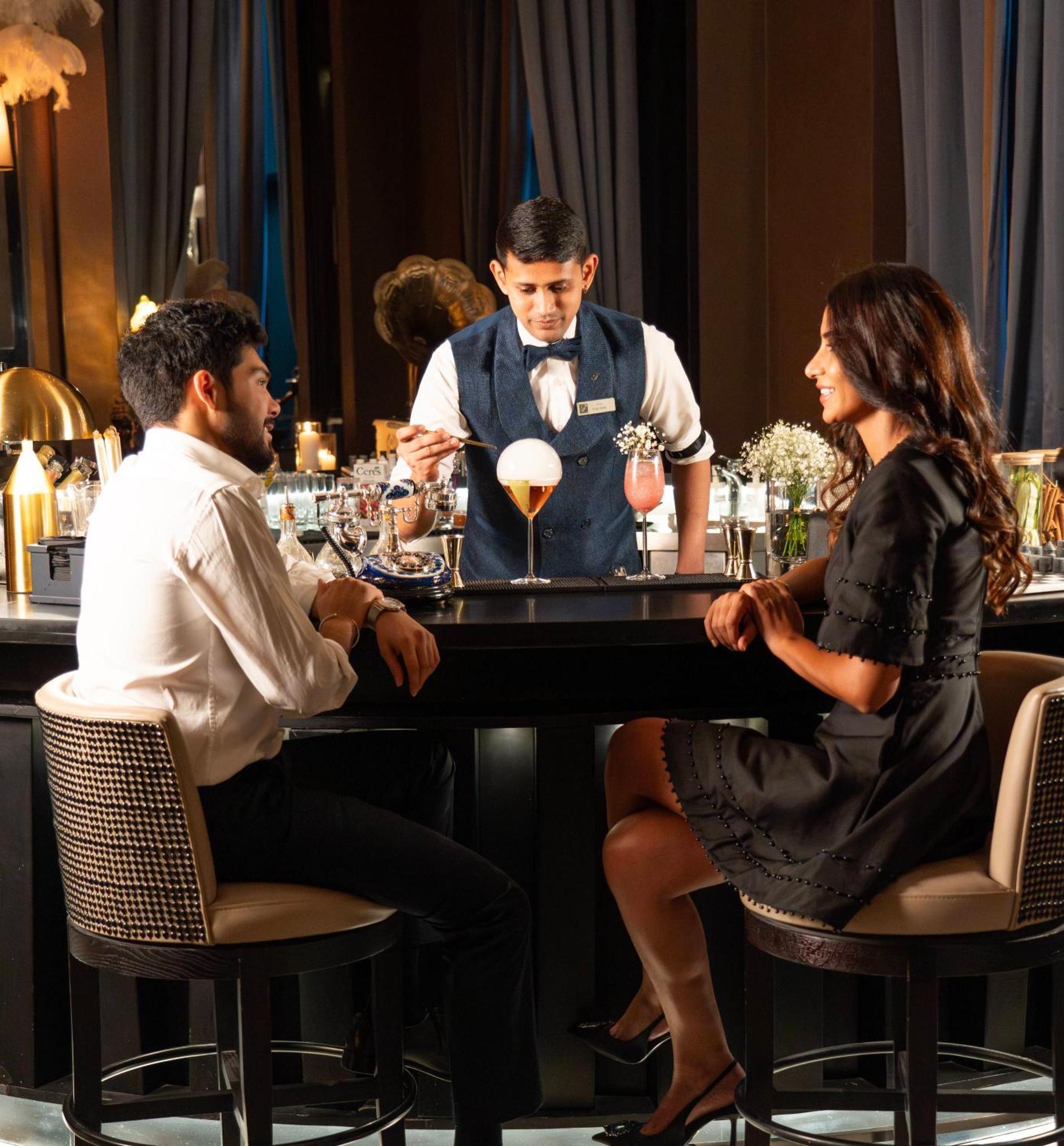 Fairmont Эр-Рияд Экстерьер фото A bartender serving drinks
