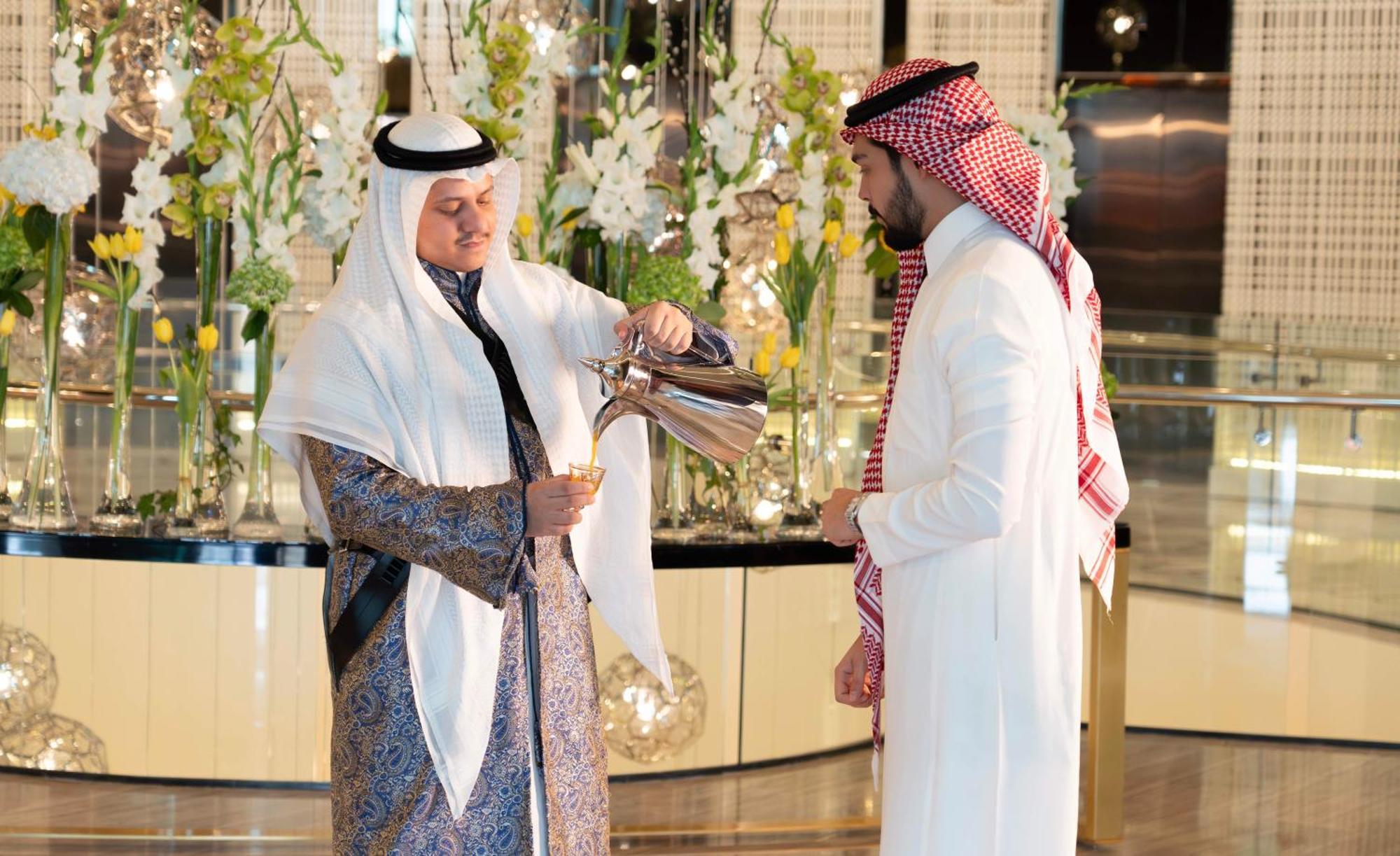 Fairmont Эр-Рияд Экстерьер фото Arabian coffee being served