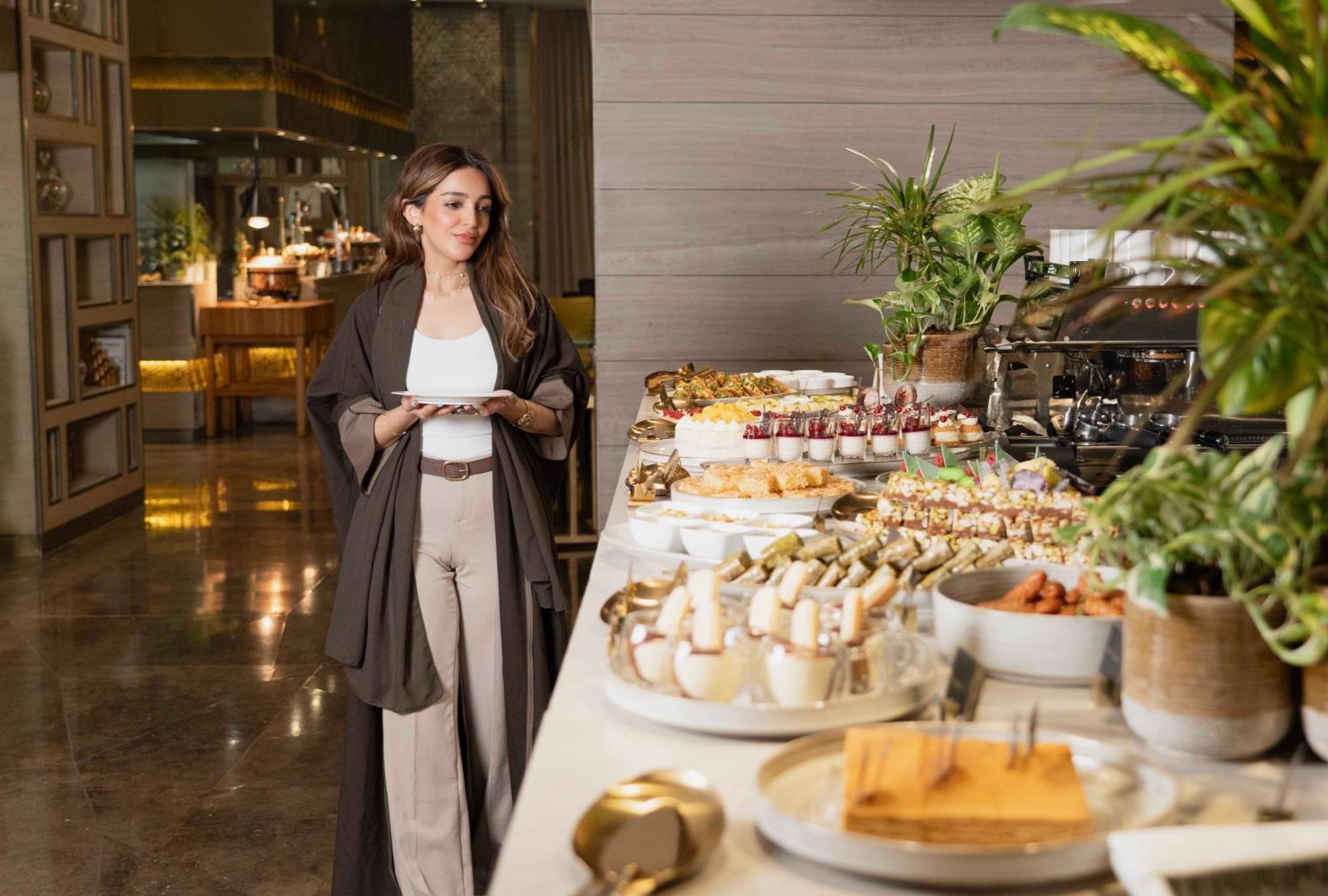Fairmont Эр-Рияд Экстерьер фото A woman wearing an abaya