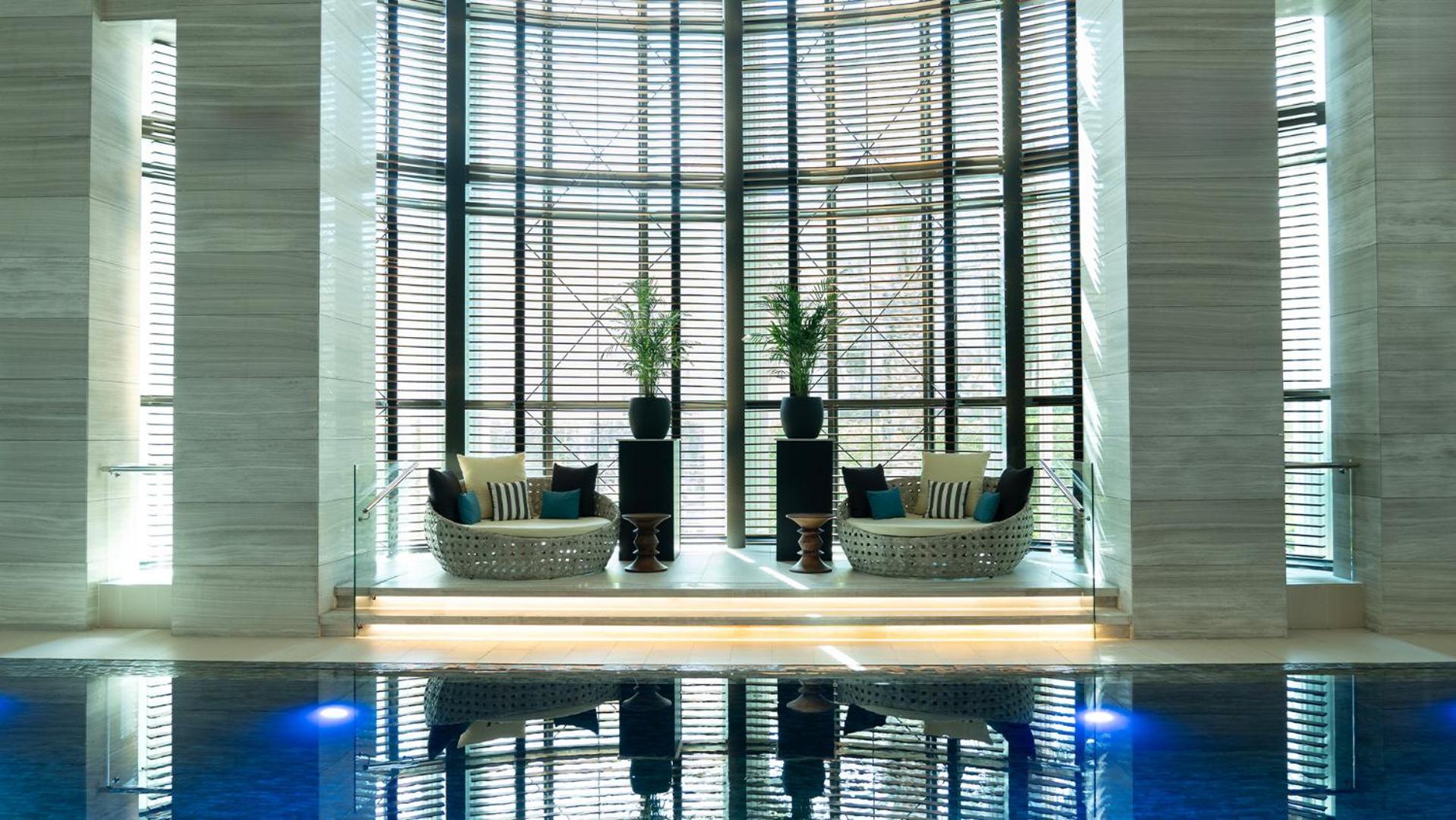 Fairmont Эр-Рияд Экстерьер фото The pool at the hotel