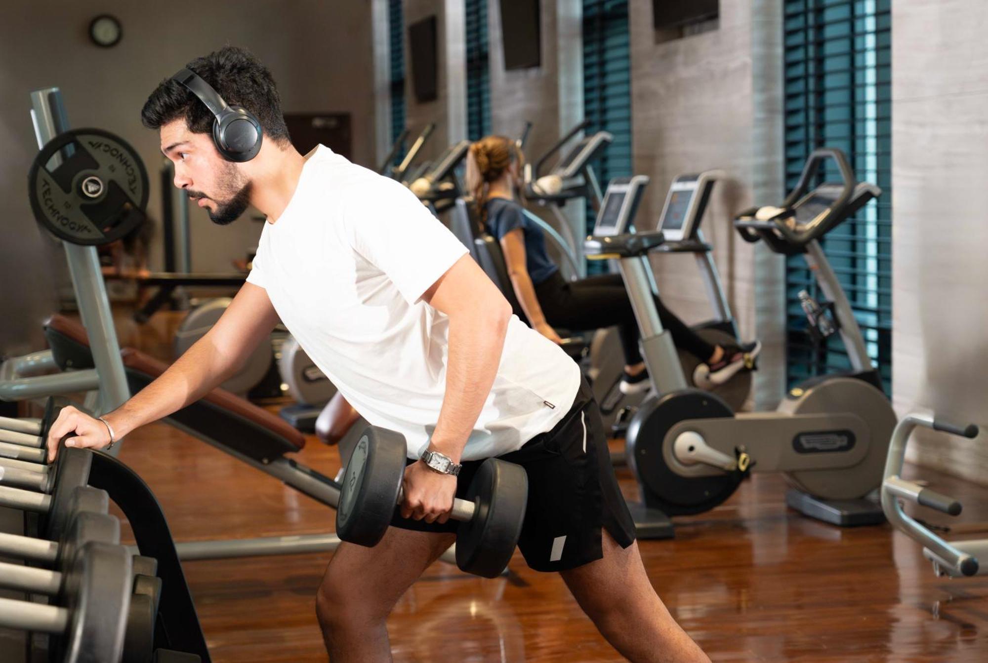 Fairmont Эр-Рияд Экстерьер фото A man working out with a barbell