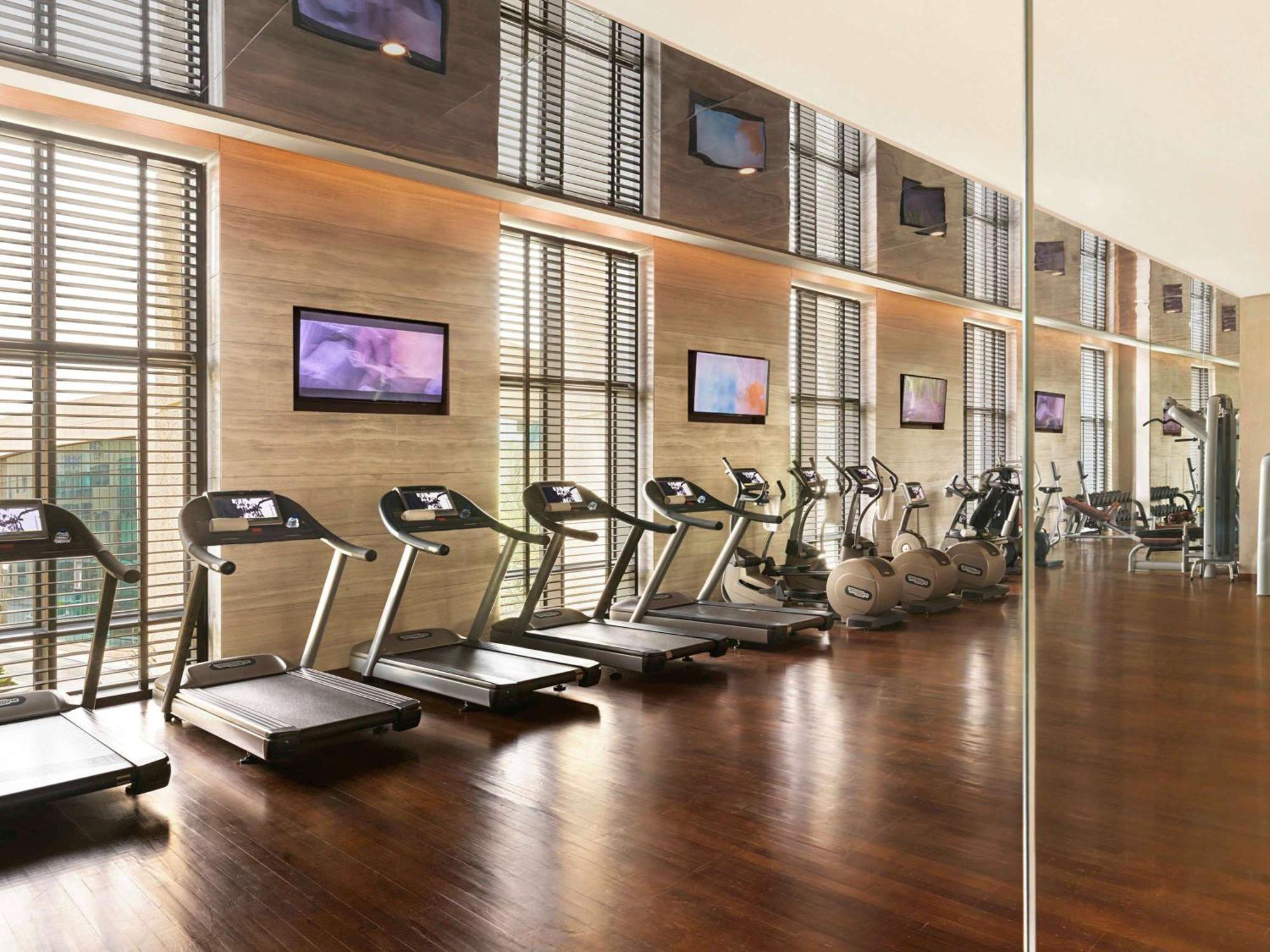 Fairmont Эр-Рияд Экстерьер фото The gym at the hotel